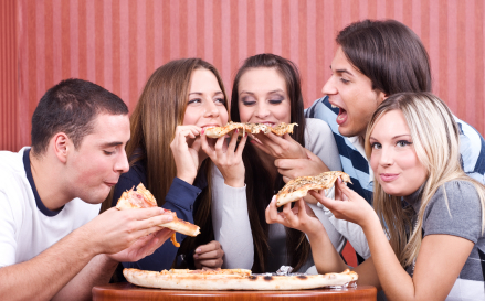 Resultado de imagem para STUDENTS ARE EATING pizza.
